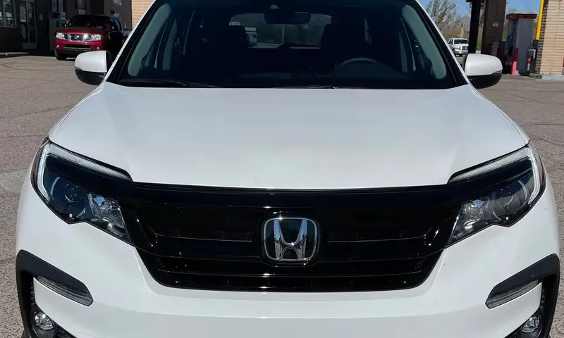 White 2022 Honda Pilot available to rent in Phoenix